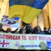 Une banderole "La Géorgie n'est pas la Russie", surmontée d'un drapeau ukrainien, le 28 octobre 2024 dans une manifestation pro-européenne à Tbilissi