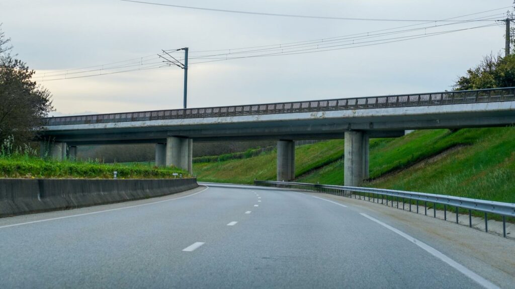 En Bretagne, un bloc de béton lancé depuis un pont sur une 4 voies tue le passager d’une voiture