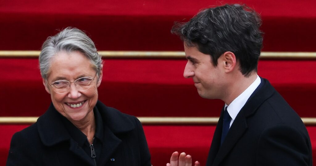 Le nouveau Premier ministre Gabriel Attal et la Première ministre sortante Elisabeth Borne lors de la passation de pouvoir à l'hôtel Matignon à Paris, le 9 janvier 2024