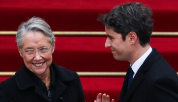 Le nouveau Premier ministre Gabriel Attal et la Première ministre sortante Elisabeth Borne lors de la passation de pouvoir à l'hôtel Matignon à Paris, le 9 janvier 2024