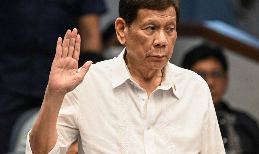 Auditionné au Sénat, l’ex-président Duterte défend mordicus sa guerre contre la drogue