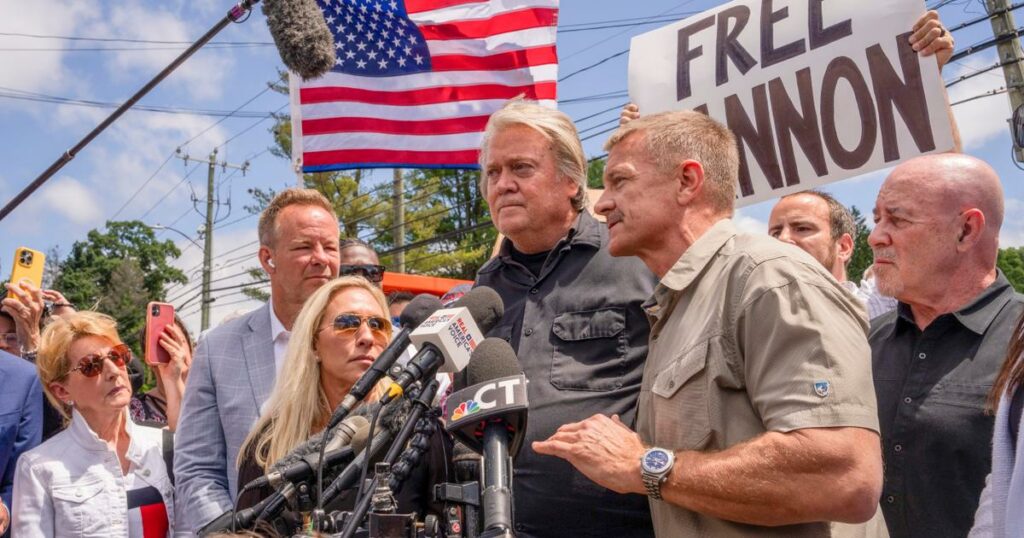 Steve Bannon sort de prison une semaine avant la présidentielle du 5 novembre