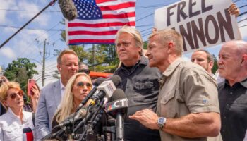 Steve Bannon sort de prison une semaine avant la présidentielle du 5 novembre