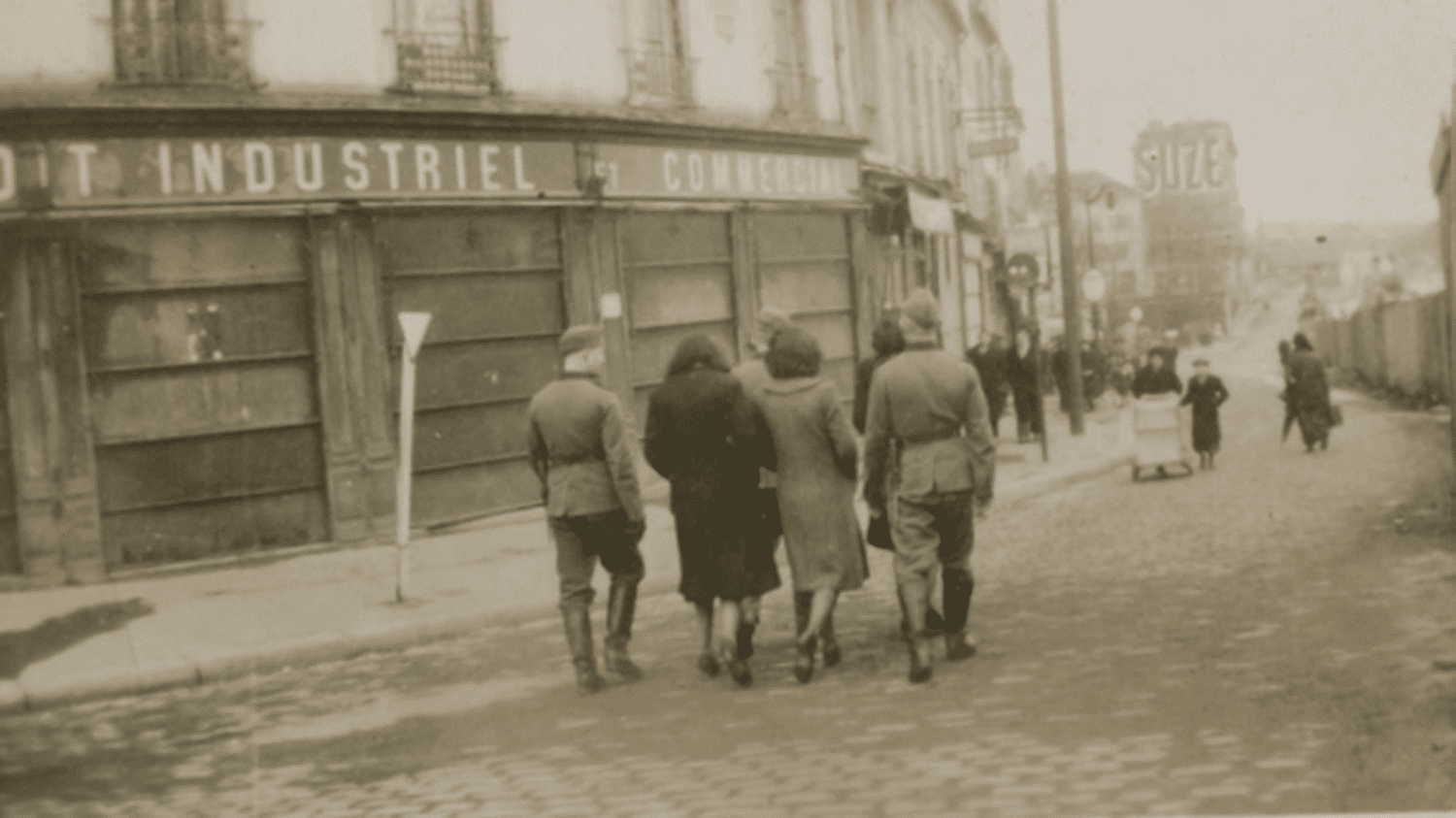 Seconde Guerre mondiale : les clichés oubliés d'un photographe résistant dans Paris occupé