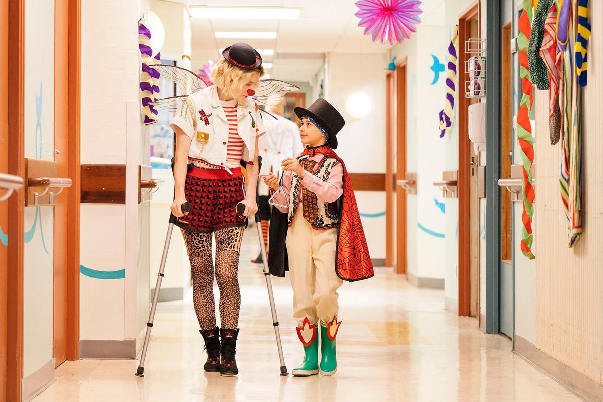 « Sur un fil » : Reda Kateb filme avec tendresse le petit monde des clowns d’hôpital