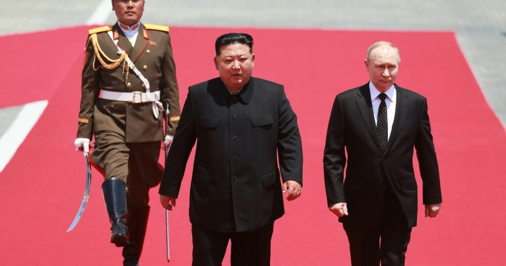 Le président russe Vladimir Poutine est reçu par le dirigeant nord-coréen Kim Jong Un lors d'une cérémonie sur la place Kim Il Sung à Pyongyang, le 19 juin 2024