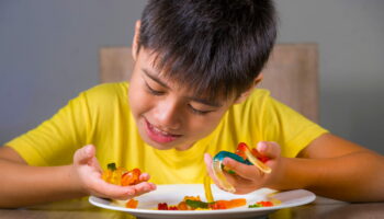 Beaucoup de parents se font avoir : priver ses enfants de bonbons est pire que de les laisser en profiter