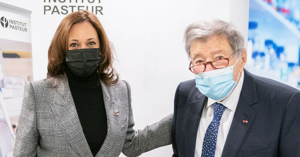 Kamala Harris et le Professeur Etienne-Emile Baulieu le 9 novembre à l'Institut Pasteur à Paris