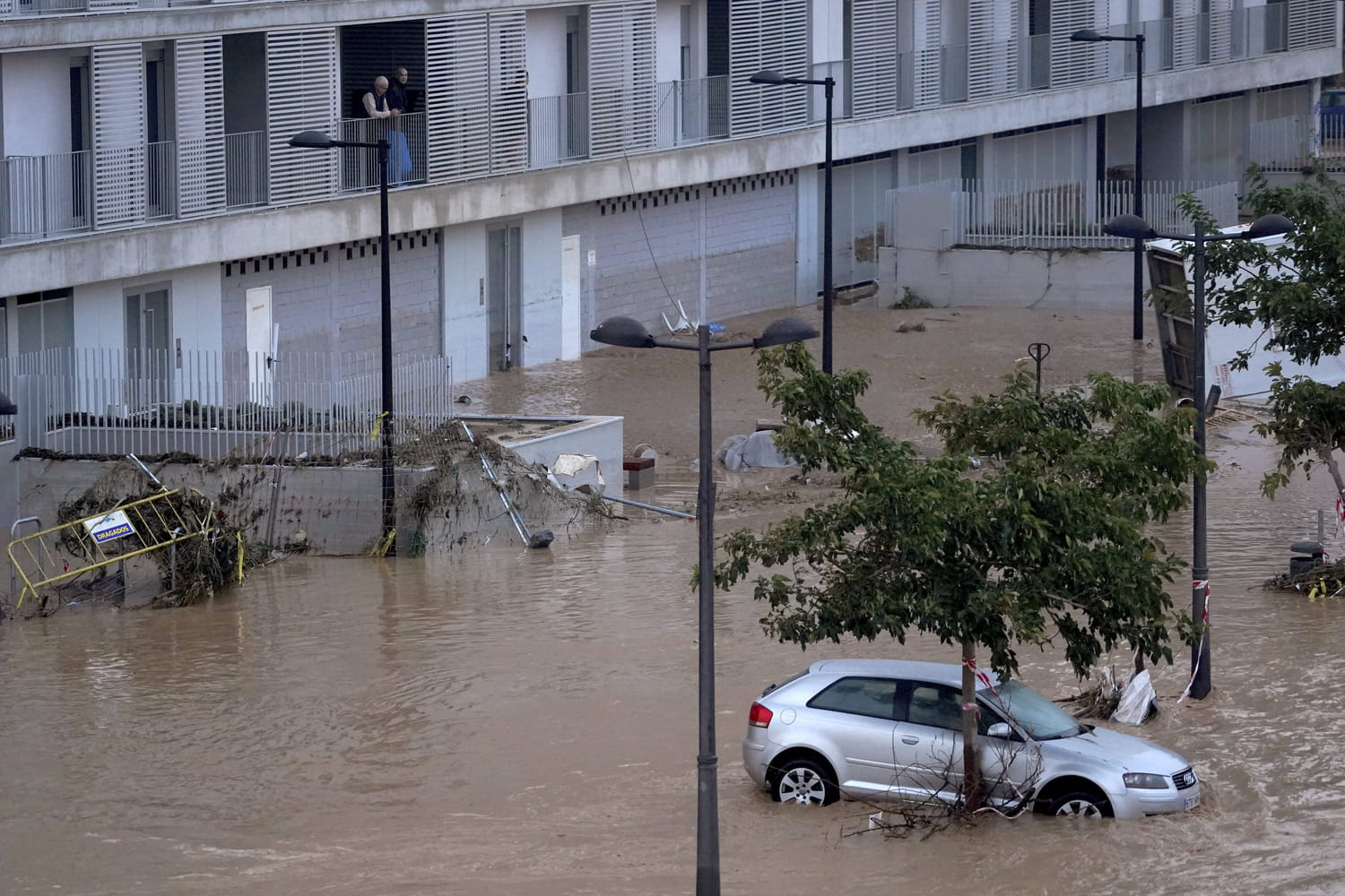 Inondations en Espagne : des enfants décédés, des images terribles d'un chaos "sans précédent"