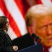 La vice-présidente américaine et candidate démocrate Kamala Harris, devant une vidéo montrant son adversaire Donald Trump, lors d'un meeting à Erié en Pennsylvanie, le 14 octobre 2024