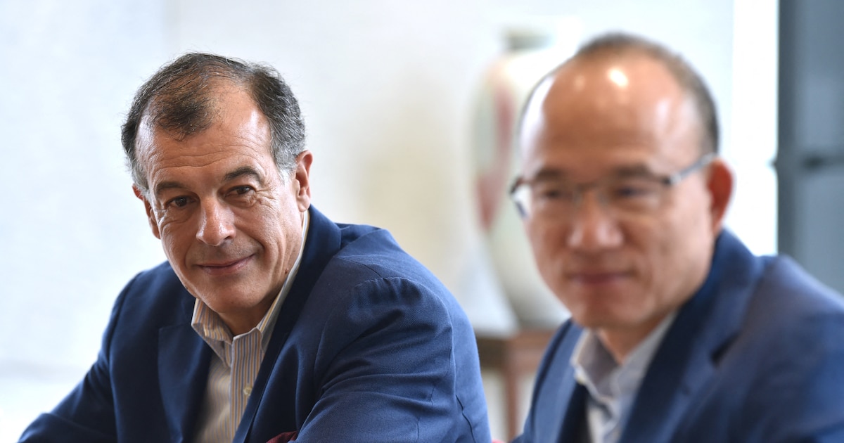 Henri Giscard d'Estaing (à gauche), président du Club Med et Guo Guangchang, président de Fosun International, sont vus lors d'un entretien avec les médias à Shanghai le 14 mai 2019.