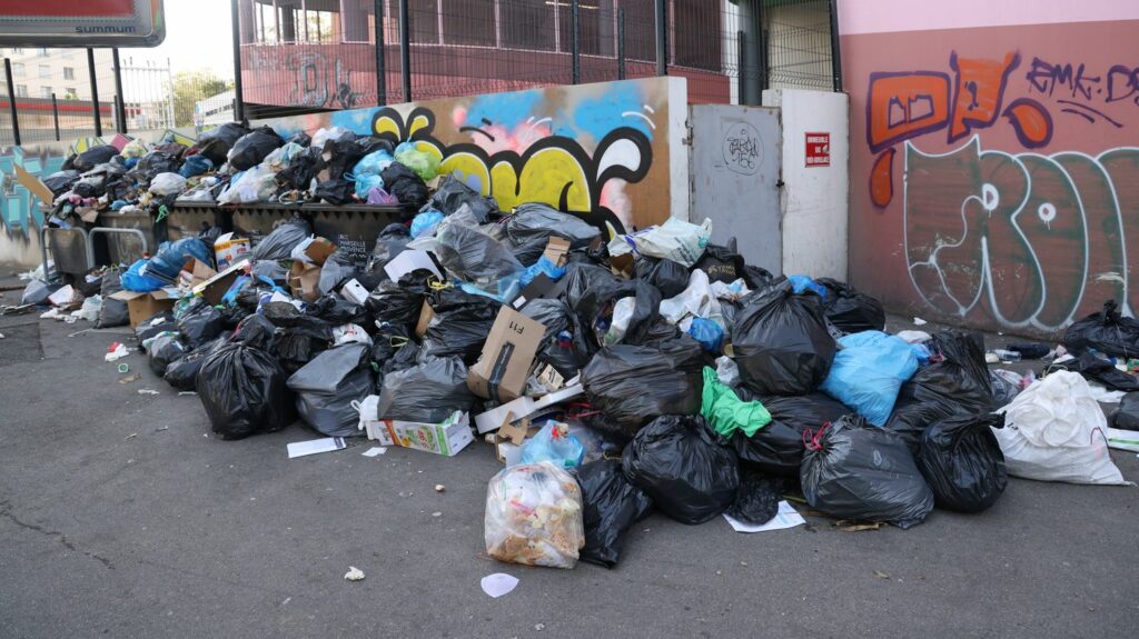 A Marseille, 600 tonnes de déchets s'accumulent après six jours de grève des éboueurs