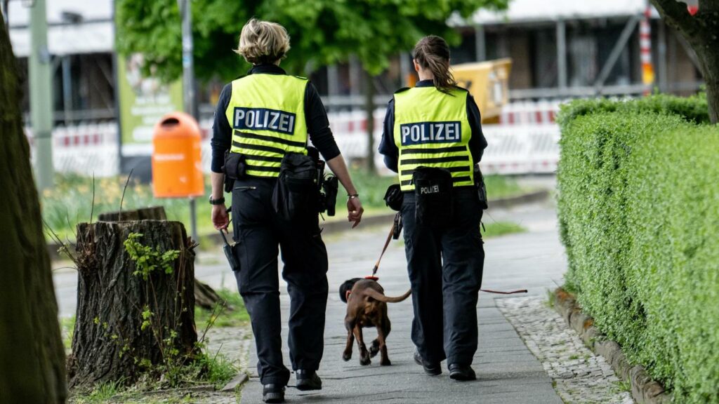 Berlin: Großeinsatz der Polizei wegen Sprengstoff an Berliner S-Bahnhof