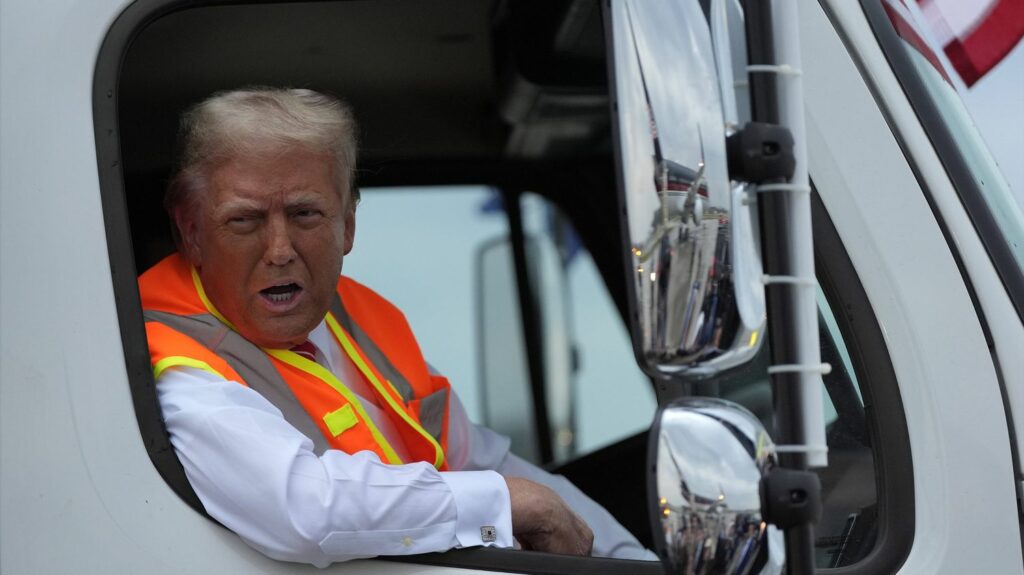 Présidentielle américaine : Donald Trump se met en scène à bord d'un camion-poubelle, après une gaffe de Biden