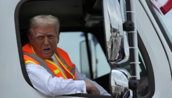 Présidentielle américaine : Donald Trump se met en scène à bord d'un camion-poubelle, après une gaffe de Biden