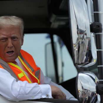 Présidentielle américaine : Donald Trump se met en scène à bord d'un camion-poubelle, après une gaffe de Biden