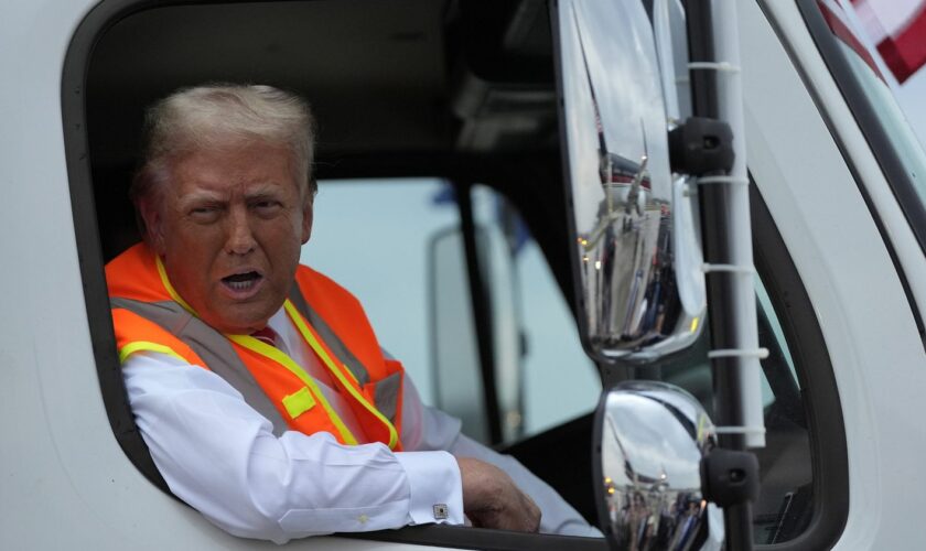 Présidentielle américaine : Donald Trump se met en scène à bord d'un camion-poubelle, après une gaffe de Biden