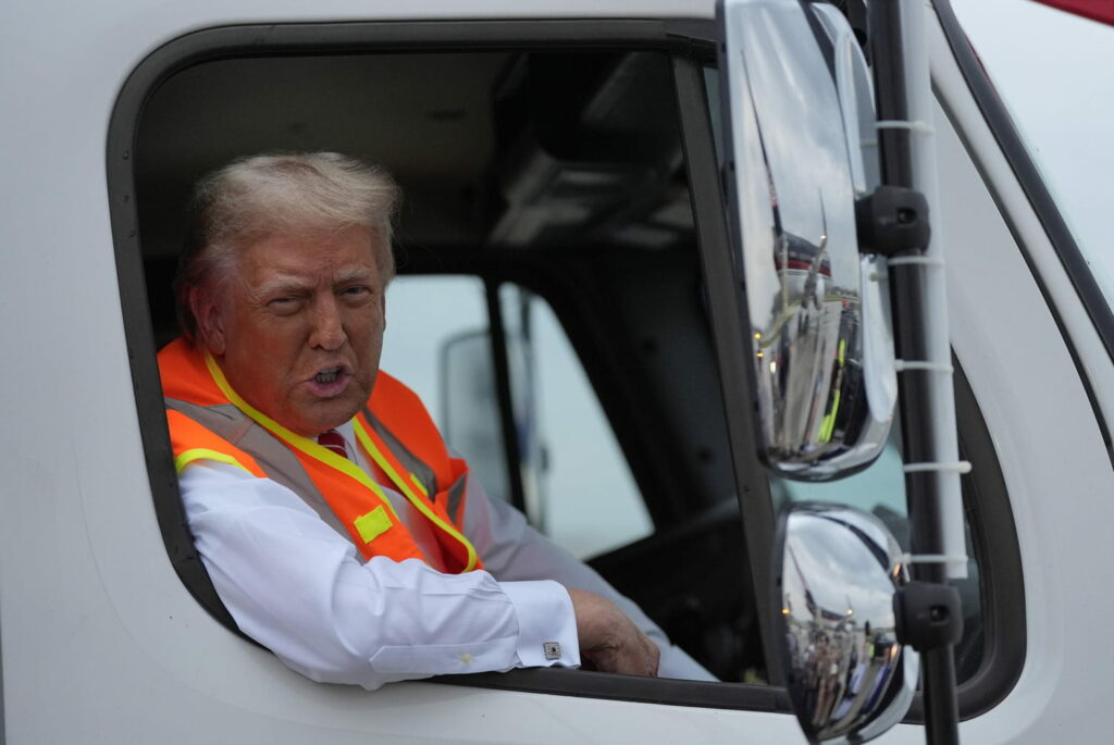 Présidentielle américaine, en direct : Donald Trump pose dans un camion poubelle après la gaffe de Biden, une réponse réussie ?