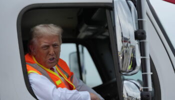 Présidentielle américaine, en direct : Donald Trump pose dans un camion poubelle après la gaffe de Biden, une réponse réussie ?