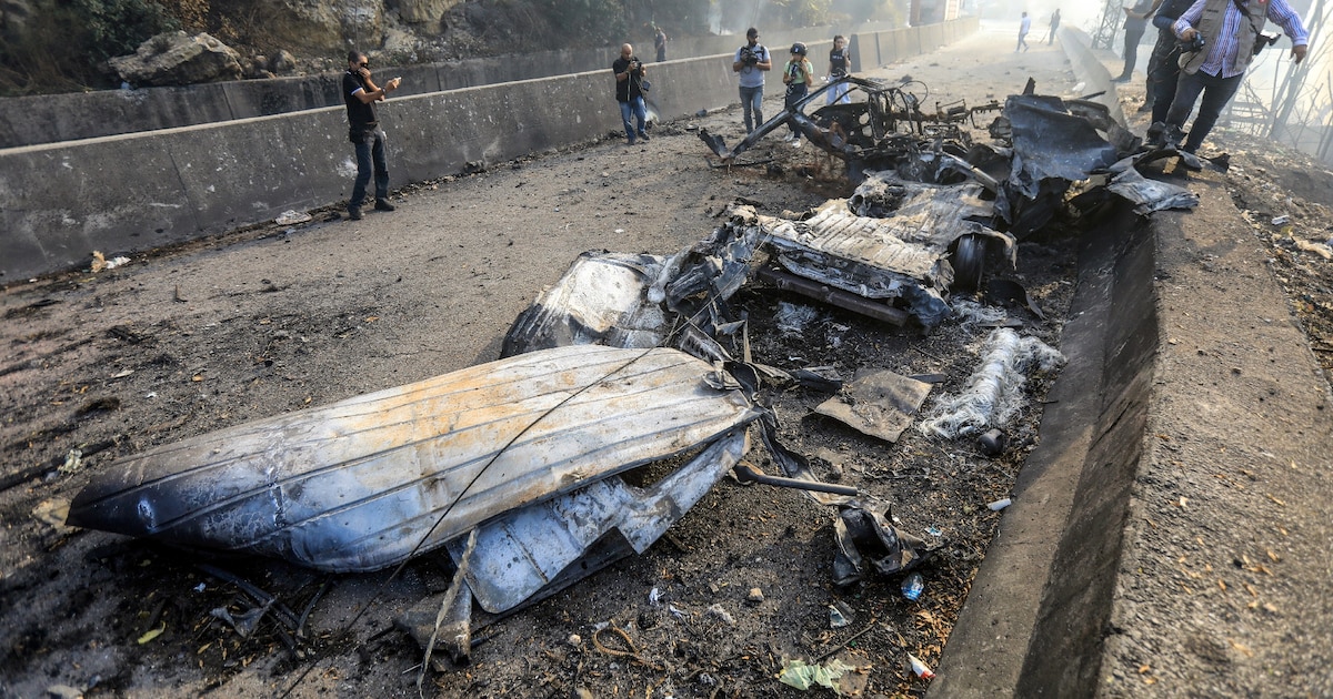 La carcasse d'un véhicule gît sur une route près de Beyrouth, au Liban, le 30 octobre 2024