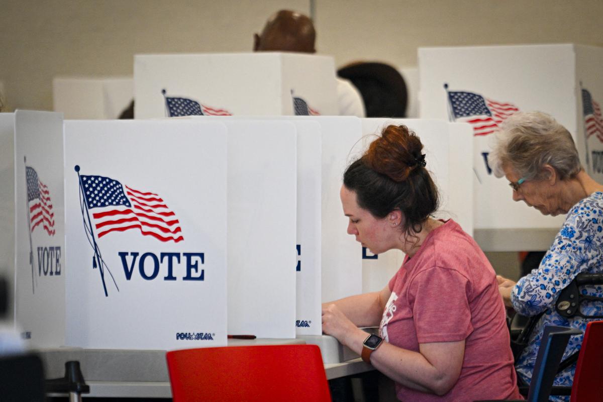 Présidentielle américaine : observateurs hostiles, assesseurs inquiets… Les craintes d’une soirée électorale sous tension dans les bureaux de vote