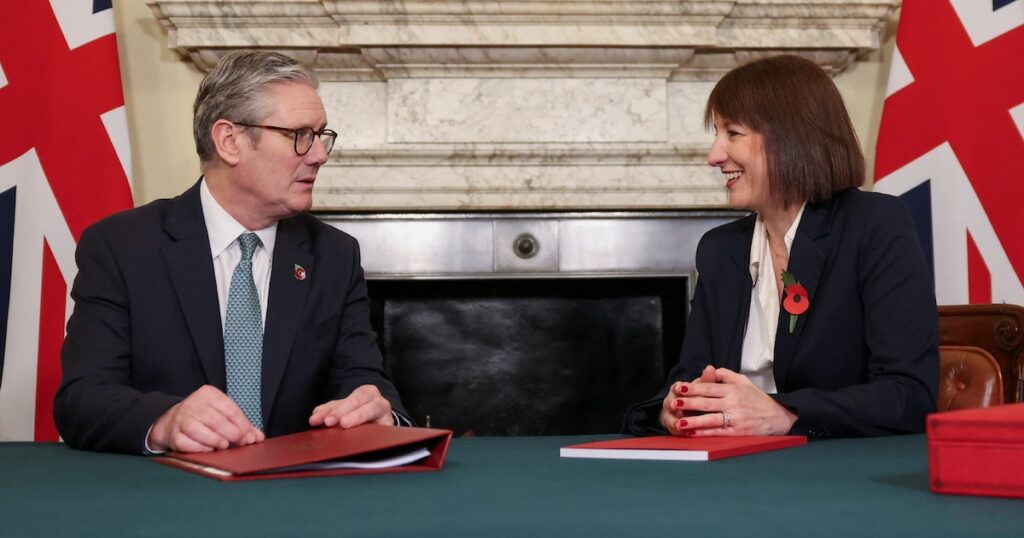 Le Premier ministre britannique Keir Starmer rencontre la chancelière de l'Echiquier Rachel Reeves, deux jours avant l'annonce du premier budget du nouveau gouvernement travailliste, à Downing Street, à Londres, le 28 octobre 2024