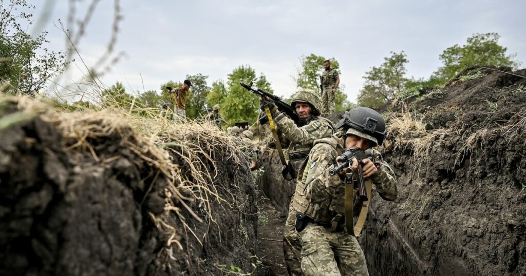 Les militaires de la 65e Brigade mécanisée distincte des Forces armées ukrainiennes subissent une cohésion de combat en Ukraine, le 12 septembre 2024.