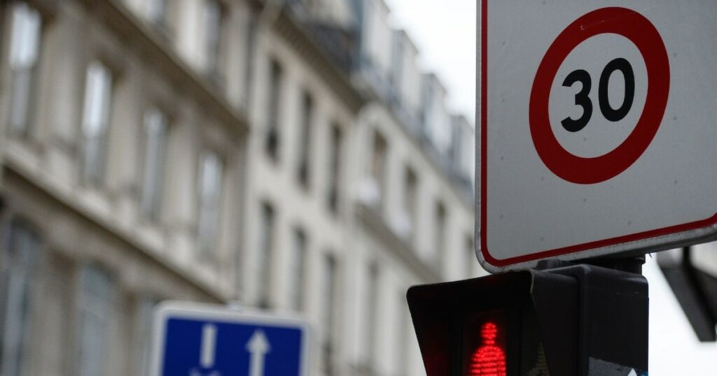 Le tribunal administratif de Paris a validé la décision de la mairie de la capitale et du préfet de police d'abaisser la vitesse maximale de circulation des automobiles de 50 à 30 km/h sur l'ensemble des voies