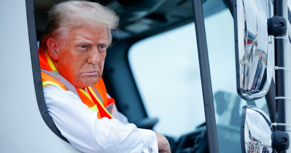 Donald Trump, à bord d'un camion-poubelle, dans le Wisconsin, le 30 octobre 2024