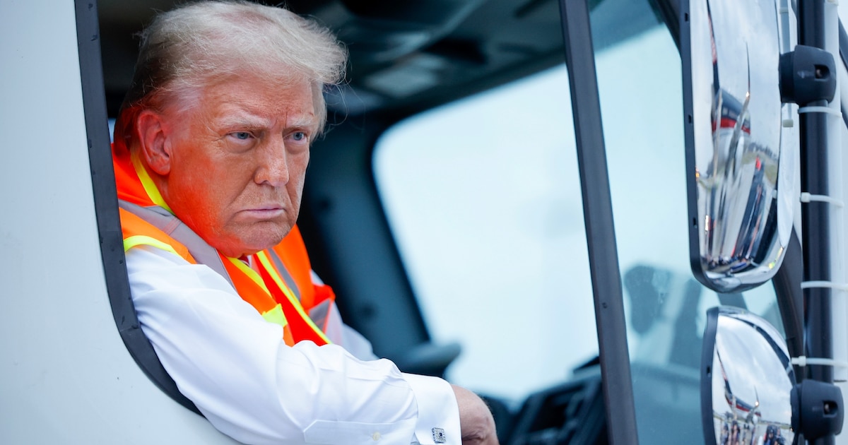 Donald Trump, à bord d'un camion-poubelle, dans le Wisconsin, le 30 octobre 2024