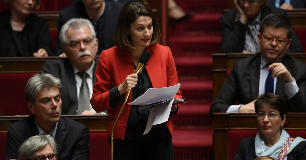 La députée Elsa Faucillon pose une question lors d'une séance de questions au gouvernement à l'Assemblée en novembre 2017