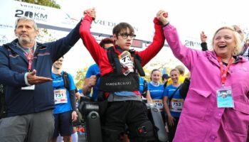 20 km de Paris : Valentin, 17 ans, a franchi la ligne d’arrivée en exosquelette, « un symbole fort »