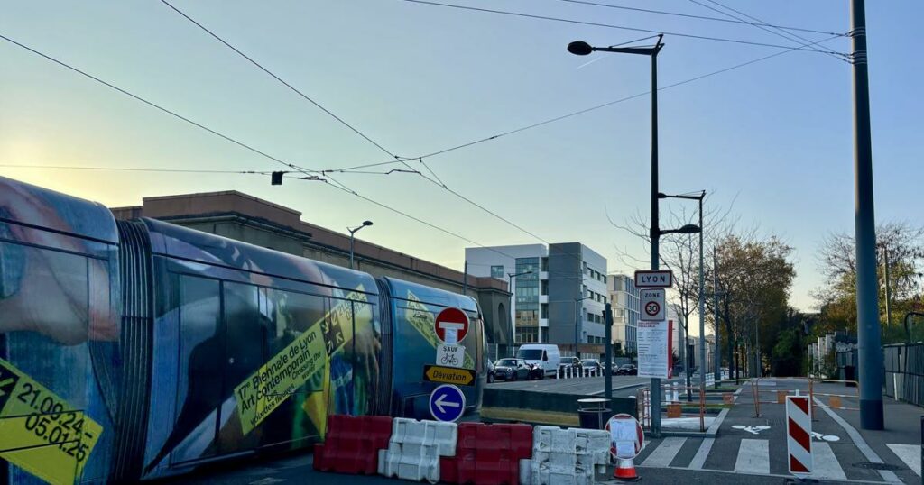 À Lyon, l'aménagement d'une piste cyclable sur une avenue désormais à sens unique complique l'accès aux hôpitaux