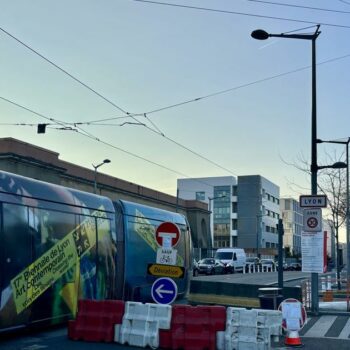 À Lyon, l'aménagement d'une piste cyclable sur une avenue désormais à sens unique complique l'accès aux hôpitaux