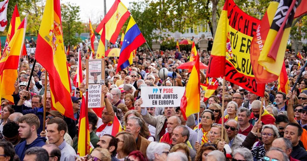 À Madrid, des milliers de manifestants défilent pour demander la démission de Pedro Sanchez