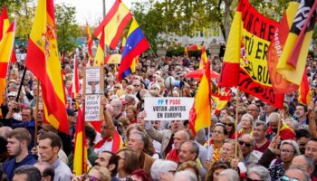 À Madrid, des milliers de manifestants défilent pour demander la démission de Pedro Sanchez