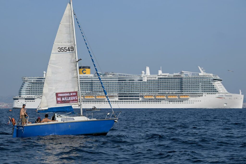 A Marseille, les opposants aux croisières dénoncent une activité néfaste aux retombées économiques incertaines