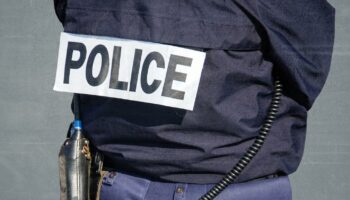 A Paris, l’homme portant un maillot « antijuif » s’est rendu à la police ; un examen psychiatrique a été demandé