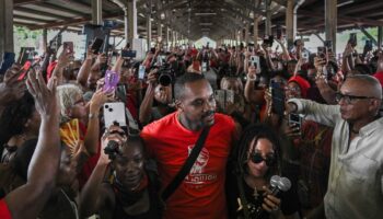 A la Martinique, plusieurs milliers de manifestants se rassemblent contre la vie chère