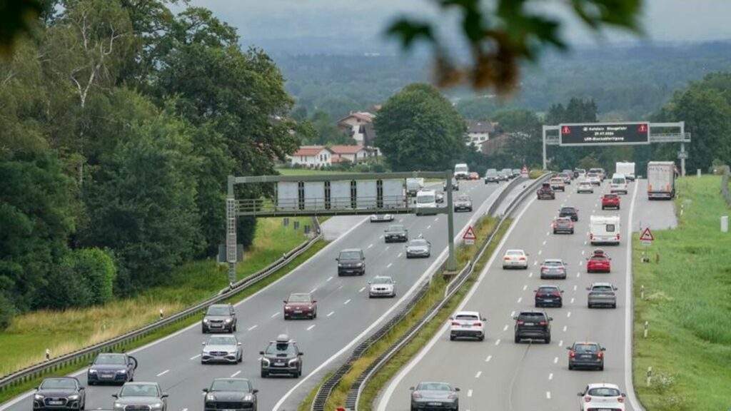 Mit Beginn der Herbstferien in Bayern und Baden-Württemberg kann es nach Einschätzung des ADAC voll auf den Autobahnen Deutschla