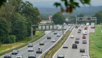 Mit Beginn der Herbstferien in Bayern und Baden-Württemberg kann es nach Einschätzung des ADAC voll auf den Autobahnen Deutschla