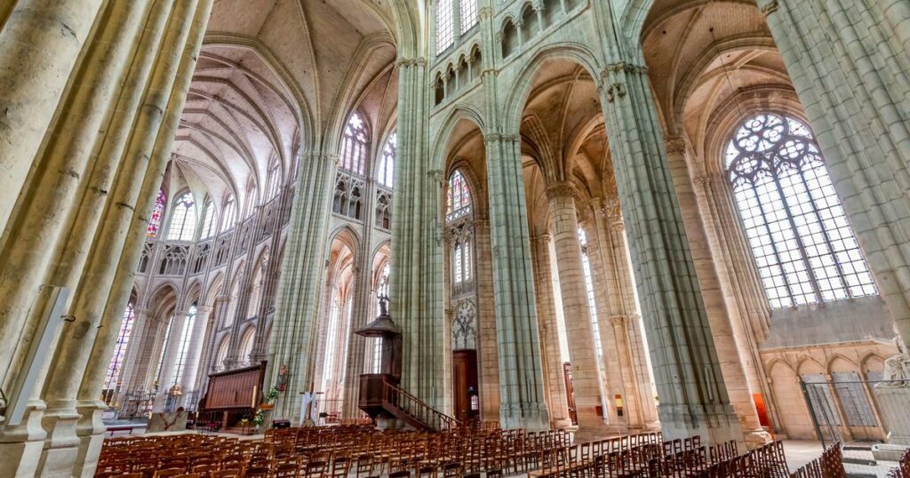 Abbé Pierre : les archives de l'Église dressent le portrait d’un «grand malade mental»