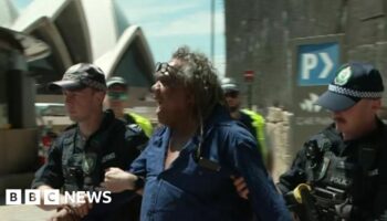 Aboriginal protester arrested during King's Sydney tour