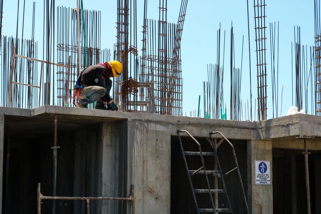 Accident du travail: Un ouvrier grièvement blessé après une chute