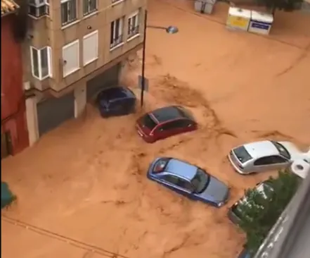 Activada la UME en Utiel (Valencia) para socorrer a los vecinos ante el desbordamiento del río Magro y se busca a un desaparecido en L'Alcudia