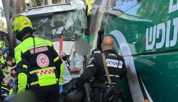 Al menos 35 heridos, varios graves, tras ser embestidos por un camión en una parada de autobús en Tel Aviv