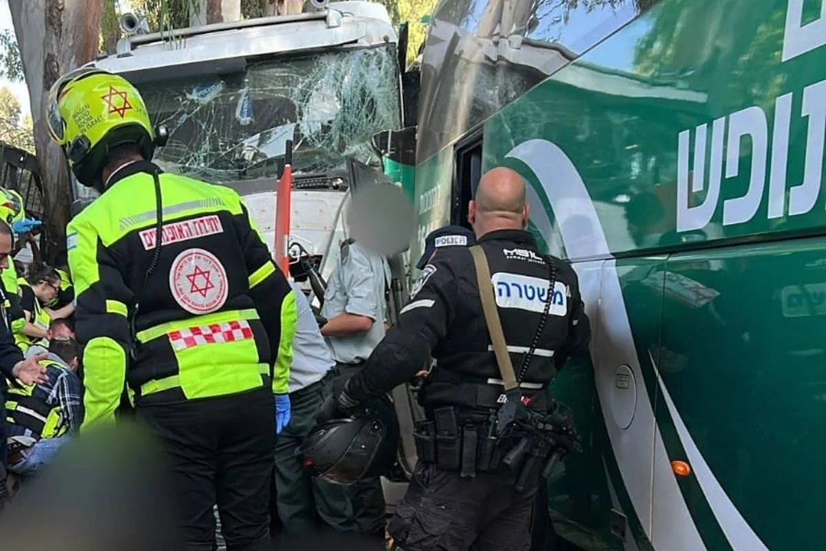 Al menos 35 heridos, varios graves, tras ser embestidos por un camión en una parada de autobús en Tel Aviv