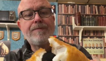 American has two-word review after trying fish and chips  – and Brits are fuming