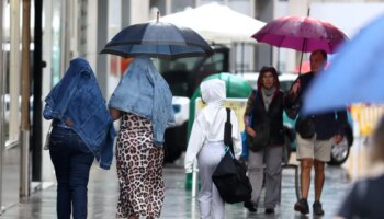 Andalucía afronta un sábado de avisos rojos y naranjas por lluvia y tormenta