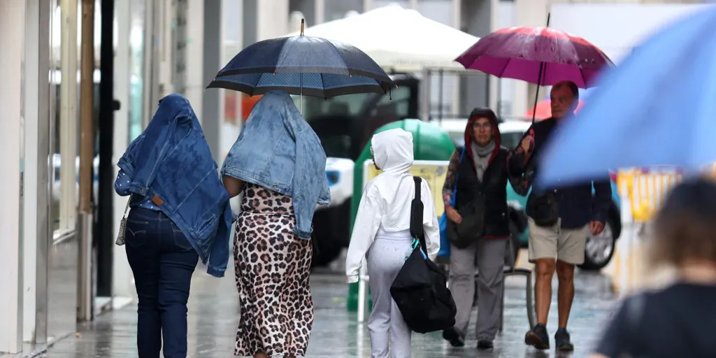 Andalucía afronta un sábado de avisos rojos y naranjas por lluvia y tormenta